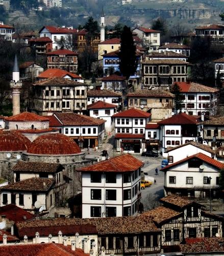 atfedildiğini gösterir. Bu teknikle minyatür kendi aralarında geçişli ve etkileşim içinde olmakla birlikte, kendilerine özgü kimliği de olan farklı karelere bölünmüş olur.