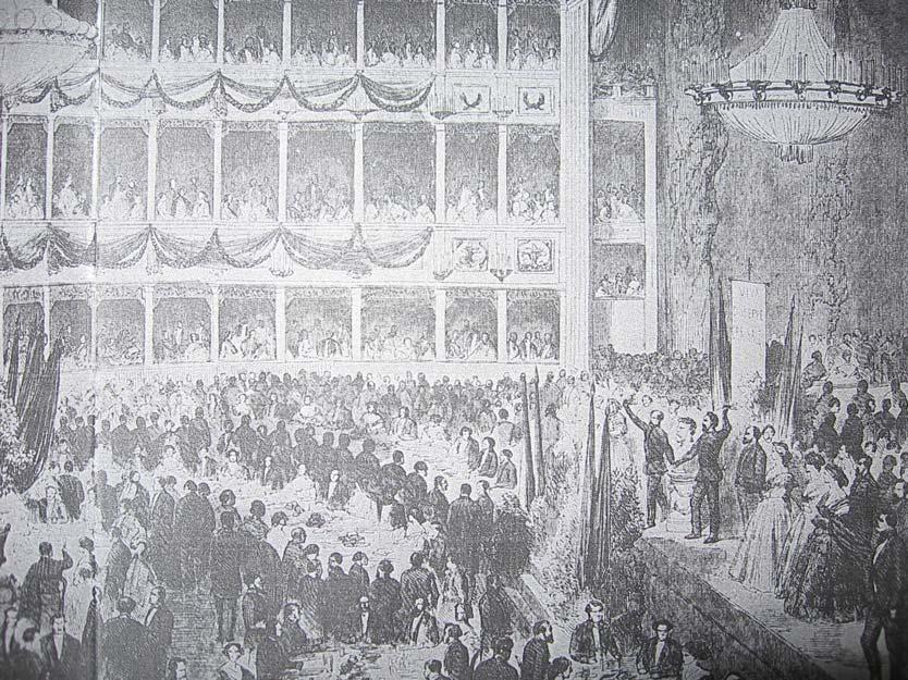 başlı tiyatrolarında uygulanmakta olan en iyi örneklerle kıyaslanabilecek niteliktedir (Yılmaz, 2007:109). 1844 te yenilenen bina 1847 de Yeniçarşı ve Galatasaray ı tahrip eden yangında yanmıştır.