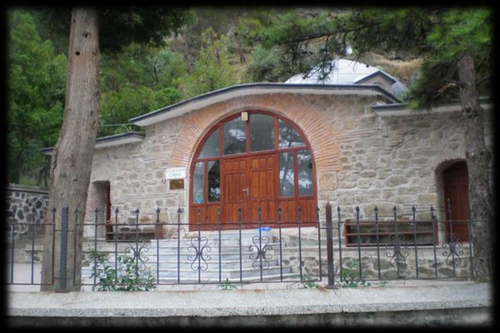 Osmancık Akşemseddin Camii, Osmanlı kuruluş dönemine ait bir eser olma özelliği ve kendine has mimarisi ile küçük, şirin bir ibadet mekanıdır.