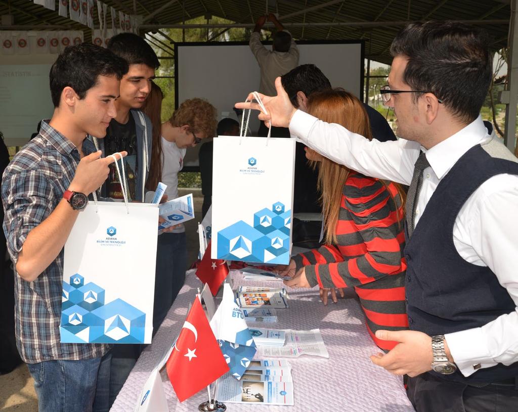 Siyaset Bilimi disiplini ise, bir siyasal sistem içerisinde oluşan güç, otorite olgularına, karar-alma, kaynak dağıtımı süreçlerine odaklanır.