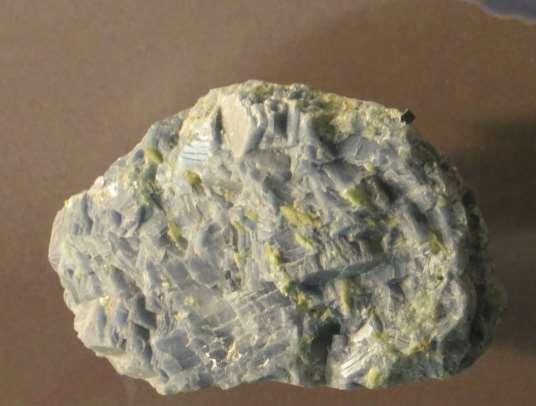 göstermeyen metamorfik bir kaya türüdür.