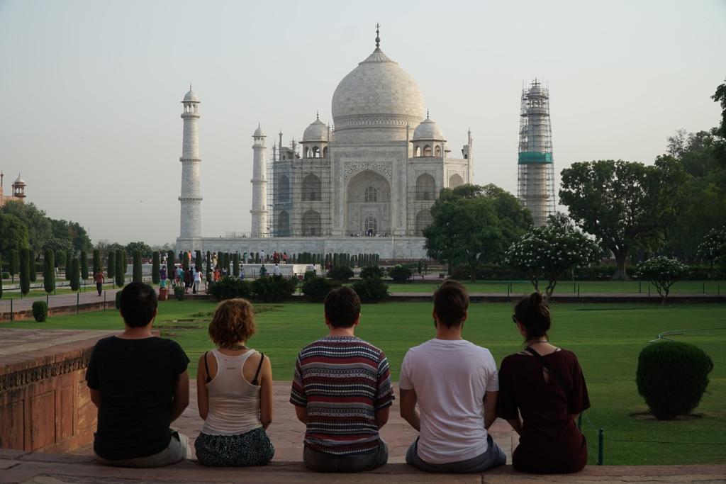 5. GÜN 14 Kasım 2017 AGRA - TAJ MAHAL AGRA KALESİ - KÖY ZİYARETİ MEHTAB BAGH Gün Batımı Sabah erken vakitte kalkıp, gün doğumundan önce Taj Mahal e doğru yola çıkıyoruz.