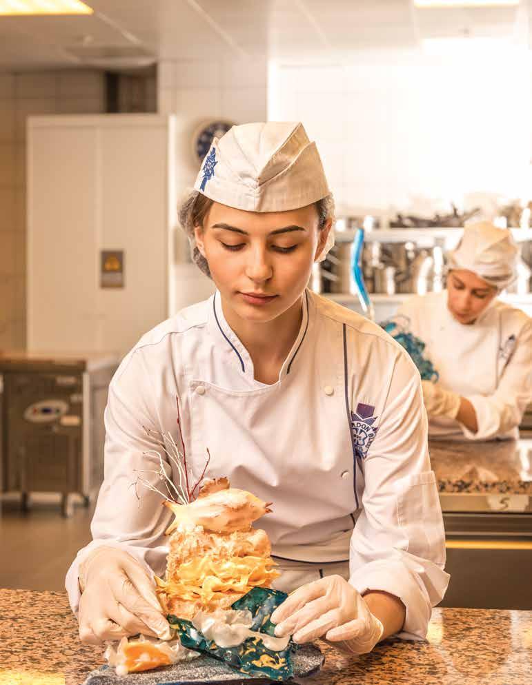 Gastronomi ve Mutfak Sanatları Lisans Programı Gastronomi ve Mutfak Sanatları Lisans Programı, kariyerini mutfak sanatları ve restoran işletmeciliği alanlarında yapmak isteyen öğrenciler için