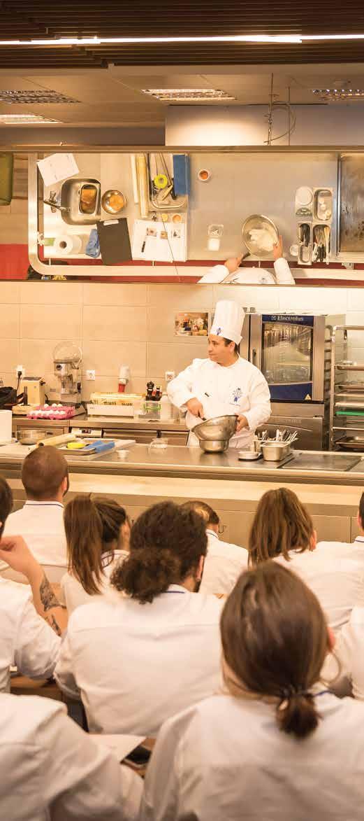 DERS PROGRAMLARI İLE 4À La Carte Yiyecek Üretimi À La Carte Yiyecek Üretimi dersinde öğrenciler profesyonel restoran koşullarında à la carte menü oluşturarak, planlayarak, geliştirerek gerçek