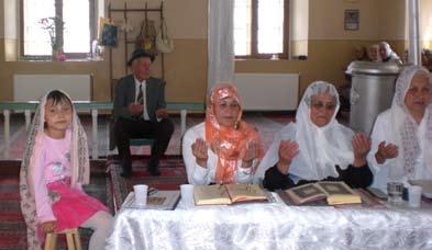 Başkonsolosluğu Din Hizmetleri Ateşeliği bünyesinde bulunan Tulça Aziziye Camiine 17.08.2006 tarihinde görevlendirildim. 20 yıllık görevliğim. Evliyim ve 5 çocuğum var. S.T.: Tulça Aziziye camii hakkında bilgi verebilirmisiniz?