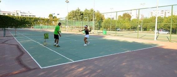 Etrafı yürüme parkuruyla çevrili gölette çeşitli türde tatlı su balıkları, kaplumbağa ve ördekleri izlerken bütün yorgunluğunuzu