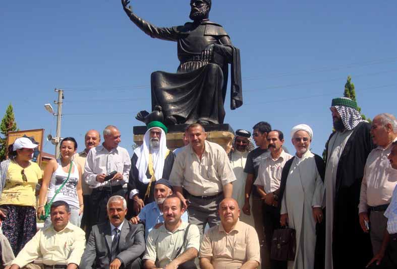 Türkiye de Hacıbektaş ilçesindeki anma törenlerine katılan Iraklı Bektaşiler, Hacıbektaş Veli heykelinin önünde görülüyor.