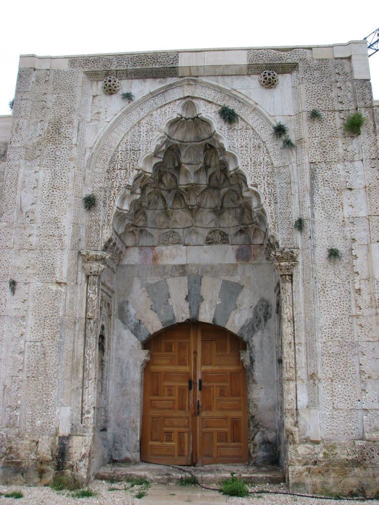 BURDUR, SUSUZ HAN (1246) II. Gıyaseddin Keyhüsrev tarafından yaptırılan bir han olduğu tahmin edilmektedir. Beş tonozlu kapalı alan ve günümüz yok olmuş olan avlulu bir bölümden oluşmaktaydı.