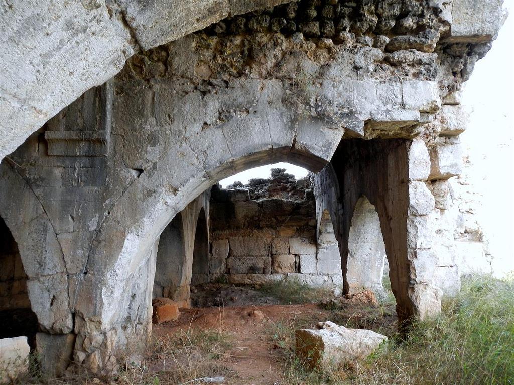 ANTALYA-KORKUTELİ, EVDİR HAN (1210-1219) Taçkapı da hafifçe kavisli bordürlerle şekillendirilmiştir. Merkezdeki bordür 12 kollu yıldızlara bağlanan geometrik çerçeve oluşturur.