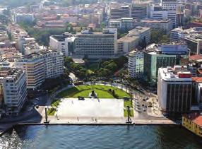 İzmir, çevresindeki bir çok şehir için de çekim merkezidir. Limanı, Organize Sanayi Bölgeleri ve giderek artan yatırımları ile kent, canlı bir ekonomiye sahiptir.