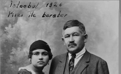 Saadet Hanım 15 Saadet Hanım, 1926 yılı yaz tatilini babasının yanında İstanbul da geçirir. Yoksulluk hat safhadadır. Bir ara öğrenimini yarıda kesip burada kalmayı düşünür.