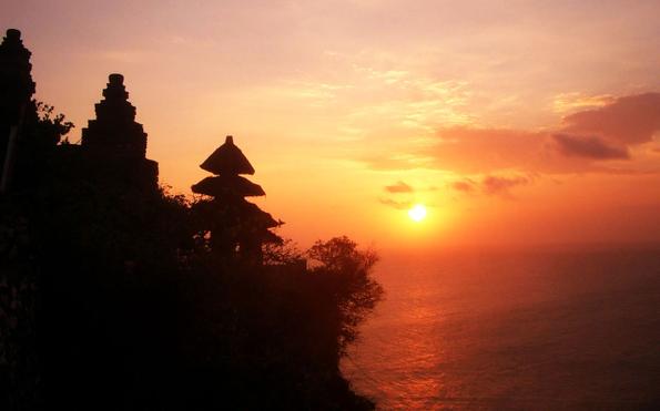 Güneş inişe geçtiğinde ise adanın en meşhur tapınağı Uluwatu'ya doğru  Gün batımındaki Uluwatu