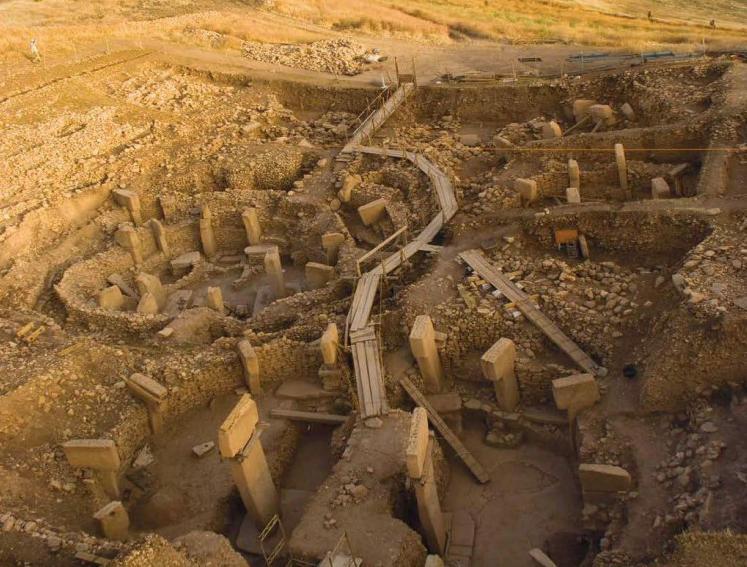 GÖBEKLİTEPE (M.Ö. 10 000) Dünyanın ilk tapınağı Bilinen en eski kült yapılar