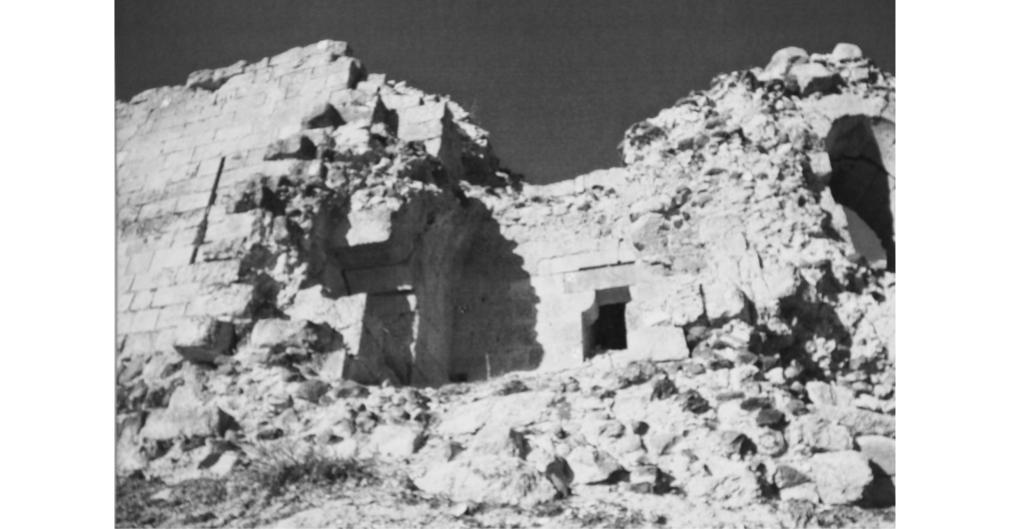 Mustafa S. AKPOLAT Kalenin içinde, kalenin inflas ndan önceki döneme ait bir gözetleme karakolunun, yedi yap n n, üç sarn c n ve bir kuyunun kal nt lar bulunmaktad r (fiekil 3).
