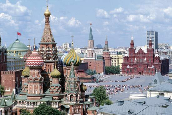 Varışımızın ardından şehir merkezinde yer alan otelimize geçerek kısa süre dinleniyoruz. Ardından Moskova nın kalbi olan Kremlin Sarayı nı gezeceğiz.