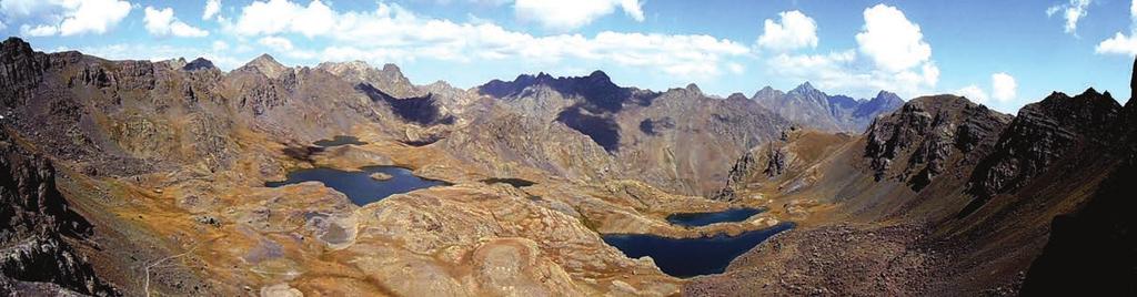 Doğu Karadeniz Dağlarının güney cephesinde, basamaklı yapı gösteren bir alanda, farklı yüksekliklerde