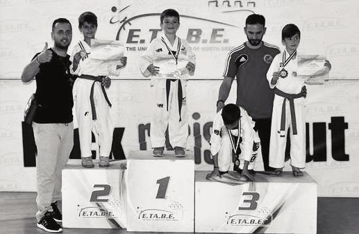 Selanik şehrinde düzenlenen Teakwondo turnuvasında farklı kategorilerde yaklaşık 300 çocuk ringe çıkarak dövüştü.
