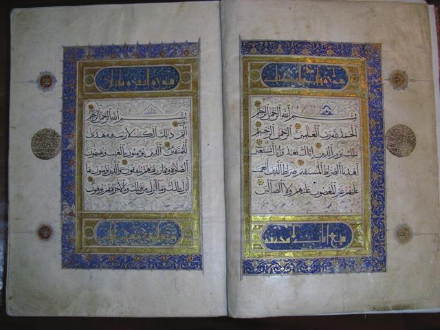 Mushaf Tezyinatının Tarih İçindeki Gelişimi 379 Resim 8: Müzehhip Sandal a ait olduğu sanılan Kur an-ı Kerim