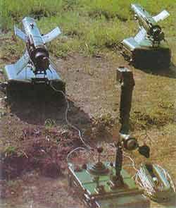 57 Şekil 3.19 AT-3 Sagger Đkinci nesil yarı otomatik komuta güdümlü SACLOS füzelerinde ise hedef vurulana kadar operatörün hedeften nişangâhı ayırmaması gerekiyordu.