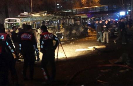 Ankara da bombalı saldırı Ankara da 13 Mart 2016 da Kızılay Meydanı nda bulunan otobüs duraklarına bombalı araçla saldırı düzenlendi.
