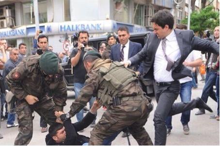 Erdoğan ı protesto eden madenciye 10 ay hapis cezası Soma da 301 maden işçisinin hayatını kaybettiği maden katliamının ardından kentteki protestolar sırasında Başbakanlık Müşaviri Yusuf Yerkel