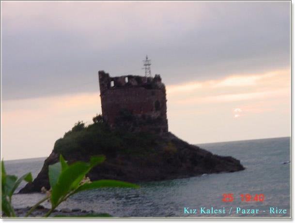 KIZ KALESİ (Rize-Pazar) Kayaklık bir zemin üzerinde bulunan kalenin kara ile bağlantısı