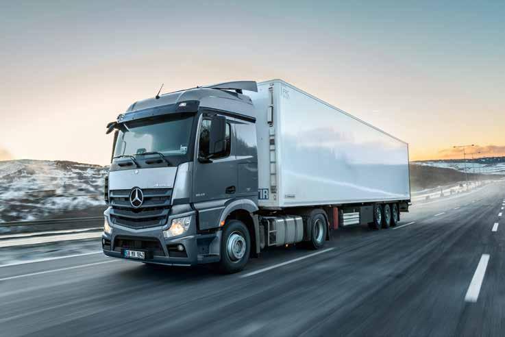 Actros 1842 LS çekici, standart 1250 mm'lik çeki tablası yüksekliği ile tüm genel