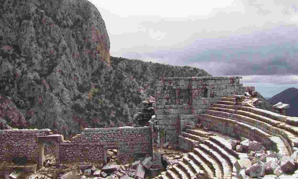 TERMASSOS Pamphylia ovasýnýn üzerinde manzaraya hakim olan tiyatro hiç þüphesiz Termessos ovasýnýn en göz alýcý yapýsýdýr. Termessos ta deðiþik büyüklüklerde ve çeþitlerde altý tapýnak vardýr.