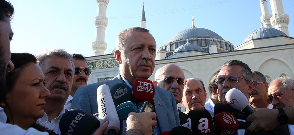 Cumhurbaşkanı Erdoğan, bayram namazı sonrası açıklama yaptı Haziran 25, 2017-8:26:00 Cumhurbaşkanı Recep Tayyip Erdoğan, bayram namazını Ataşehir'deki Mimar Sinan Camisi'nde kıldıktan sonra