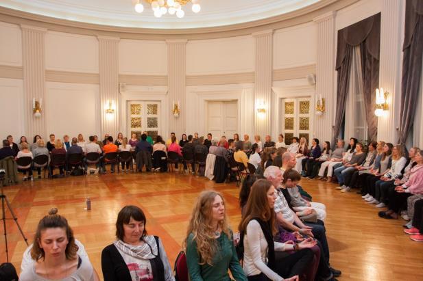 1. MART AYINDA DÜNYA BARIŞI IÇIN BIRLIK IÇINDE SES MEDITASYONU Zagrep, Hırvatistan da yaşanan deneyimler Zagrep te ilk defa 200 den fazla katılımcının ve Slovenya da bulunan Bhakti Marga