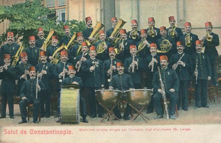 Sevilen orkestra şefi Bay Lange ve orkestrası Paul Lange nin Hareket Ordusu için bestelediği Marche Triomphale tonlar üzerinde egzersizlerini yapar ve bu çalışmadan sonra yerinden kalkarak dimdik