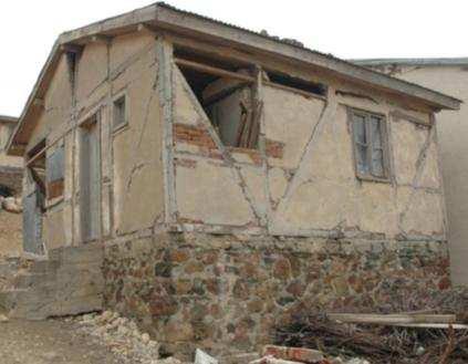 Șekil 17. Okçular köyünde hasarlı hımıș yapı Șekil 18. Okçular köyünde neredeyse hasarsız betonarme yapı Genellikle hasar gören yapılar karma yapılardır.