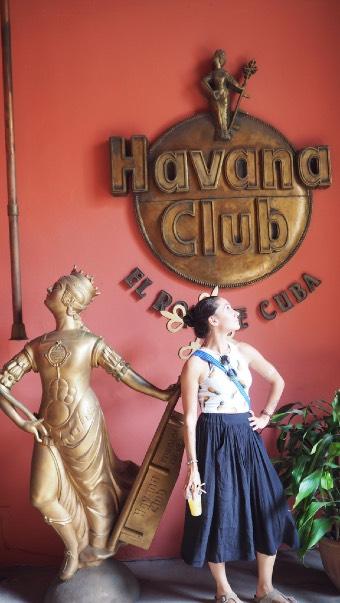 göbeğinde, Havana ya ve Küba ya harika bir Merhaba ile