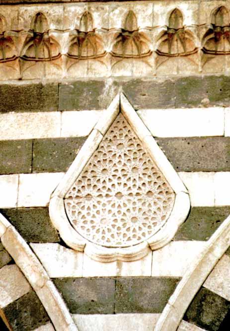 Diyarbakır daki Osmanlı Dönemi Cami ve Mescidleri Medeniyetler Mirası Diyarbakır Mimarisi Foto: 7- Fatih Paşa Camisi Harimin Güneyden Görünüşü Foto: 5- Fatih Paşa Camisi Son Cemaat Yerindeki Süsleme