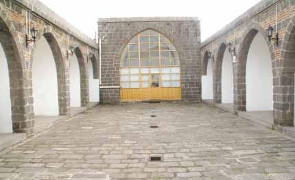 Diyarbakır daki Osmanlı Dönemi Cami ve Mescidleri Medeniyetler Mirası Diyarbakır Mimarisi Foto: 20- Ali Paşa Camisi Kuzeybatıdan Görünüşü iki pencere, mihrabın üstünde ise sivri kemerli bir pencere