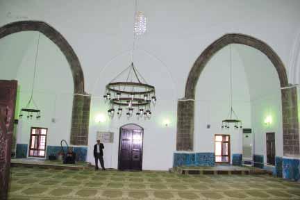 Kapının her iki Foto: 29- Ali Paşa Külliyesi Şafiler Kısmının Kuzeydoğusundaki Yapı yanında düz lentolu sivri kemer alınlıklı birer pencere harimi aydınlatmaktadır.
