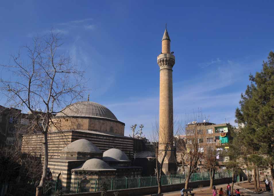 Diyarbakır daki Osmanlı Dönemi Cami ve Mescidleri Medeniyetler Mirası Diyarbakır Mimarisi Foto: 32- İskender Paşa Camisinin Genel Görünüşü örtülü olmalıdır.