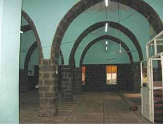Cami, doğu-batı yönünde uzanan düzgün olmayan dörtgen planlı bir yapıdır.