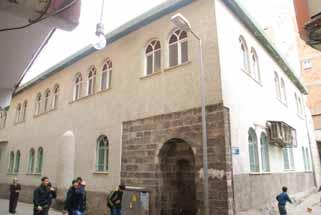 Doç. Dr. Ali Boran - Uzm. Zekai Erdal Hanzade Mescidi Şehrin kuzeybatısında, İskender Paşa Mahallesi, Darı Sokak ta yer almaktadır.