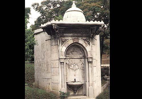 Bu çeşmelere su, değişik yerlerde yapılan su kemerleri