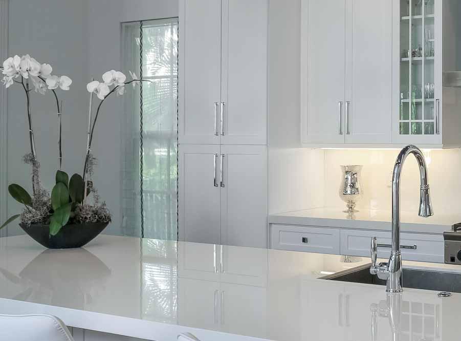 Neolith Arctic White Polished presents itself with a high degree of gloss and a perfect linear reflection that grant light and elegance to the room where it is applied.