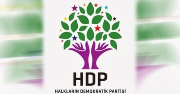 HDP nin referandum şarkısı ve afişleri yasaklandı HDP nin referandum şarkısı Bêjin Na, Mersin 2. Sulh Ceza Hakimliği nin kararı ile Türkiye genelinde yasaklandı.