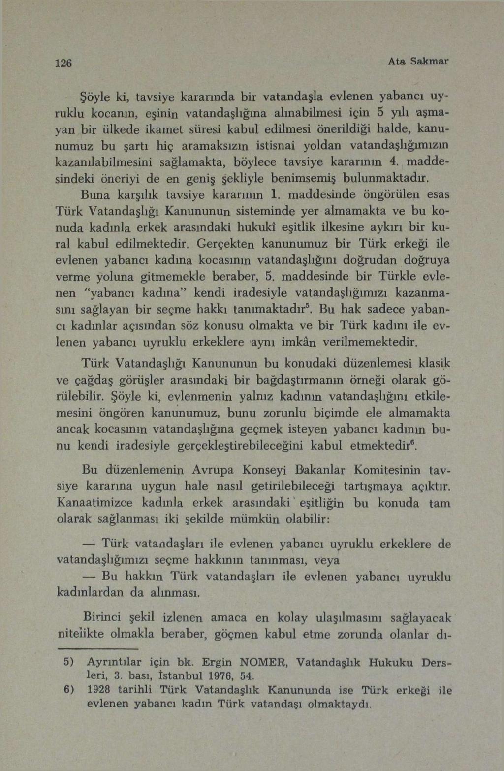 126 Ata Sakmar Şöyle ki, tavsiye kararında bir vatandaşla evlenen yabancı uy* ruklu kocanın, eşinin vatandaşlığına alınabilmesi için 5 yılı aşmayan bir ülkede ikamet süresi kabul edilmesi önerildiği