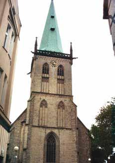 Ev. Stadtkirche in Unna Unna şehrinin gözden kaçmayacak yükseklikteki geç gotik dönemi Protestan Şehir kilisesi 1322-1467 yılları arasında inşa edilmiştir. Kule başlığı ise o kadar eski değildir.