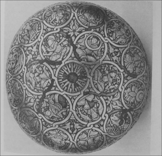 Zengi Atabeglerinin Sikkelerinde Antik Türk Mitolojisinin İzleri Örnekleri artırmak mümkündür. Bologna Civico Müzesi nde bir Eyyûbî kalem kutusunda (13.