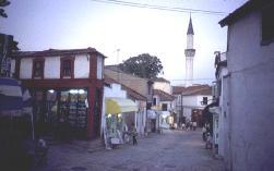 olmak, sözünün eri olmak gibi yüksek değerlerin öğrenildiği, bunlara hassasiyet gösterildiği bir ortam olarak görülmekteydi. Üsküp çarşısı minarelerin gölgesindedir.