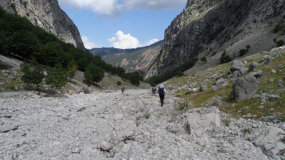 Kanyonu arkamızda bırakıp akarsu yatağı boyunca alçalmaya