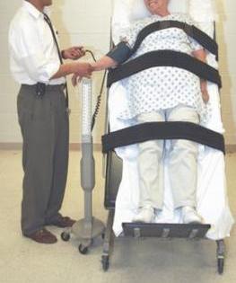 Akut Dönem Komplikasyonlar - Fizyoterapi Ortostatik Hipotansiyon Hastayı tilt table a almadan önce kan basıncı ölçülmeli Dik duruşa kademeli olarak getirmeli İlk 40-50 derecede tansiyon kontrolü