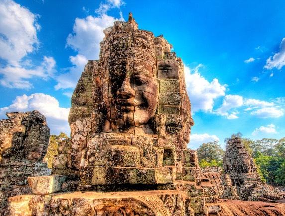 Angkor Wat manzarasına karşı, yerlerimizi aldıktan sonra, kahvaltımızı da kutularla manzaraya karşı yapacağımız bir güne başlıyoruz.