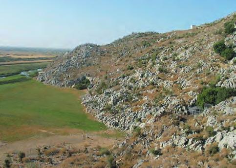 Res. 2 2007 yılı kazılan plan kareler Fig. 2 Grid-squares excavated in 2007 Res. 1 Suluin Mağarası, genel görünüm Fig. 1 Suluin Cave, general view Excavations in 2007 Çiz.